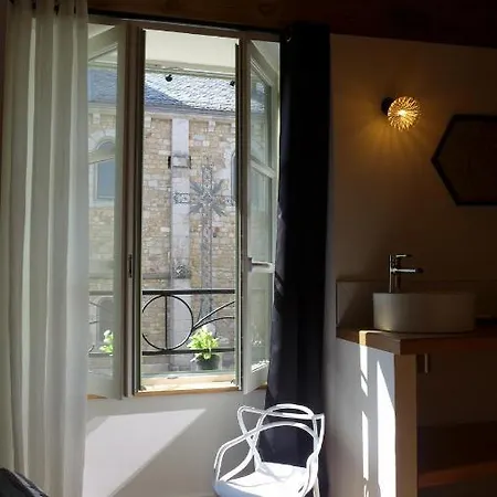 La Maison Toute De Travers